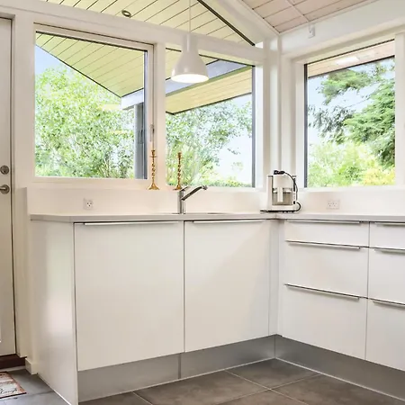 Feriehus Three-bedroom In Dronningmølle