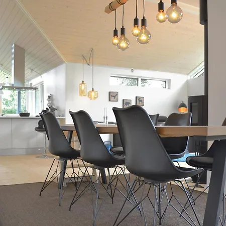 Three-bedroom In Feriehus *