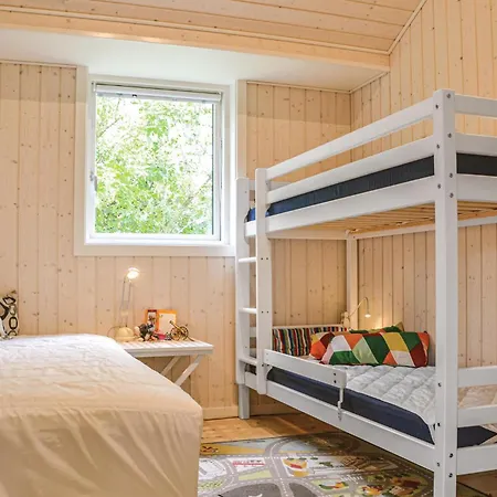 Three-bedroom In Feriehus Dronningmølle