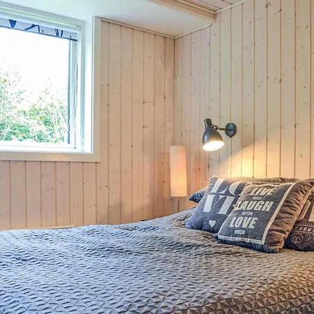 Three-bedroom In Dronningmølle