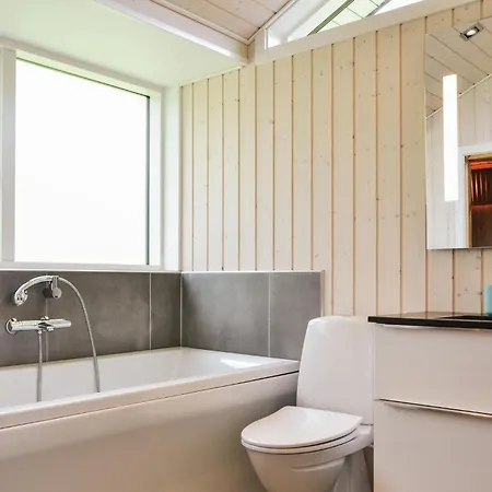 Feriehus Three-bedroom In Dronningmølle