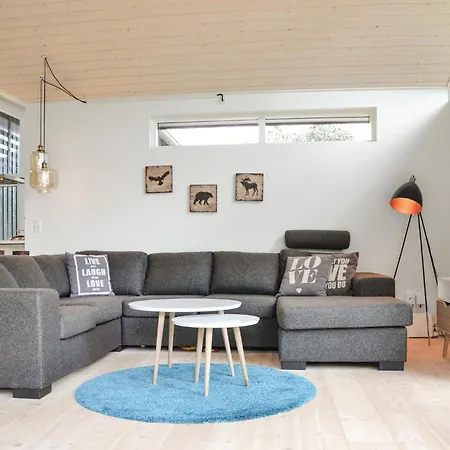 Three-bedroom In Feriehus *