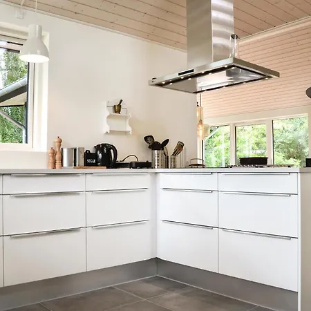 Feriehus Three-bedroom In Dronningmølle