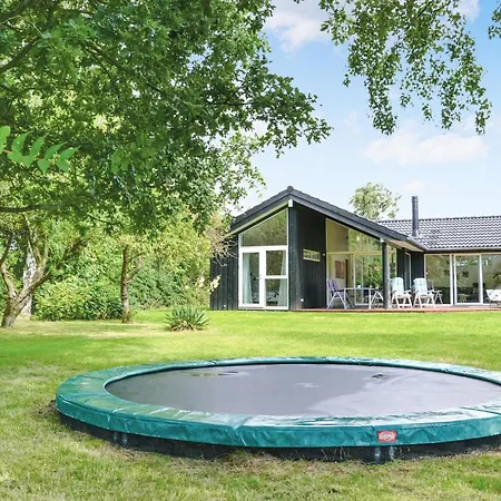 Feriehus Three-bedroom In Dronningmølle